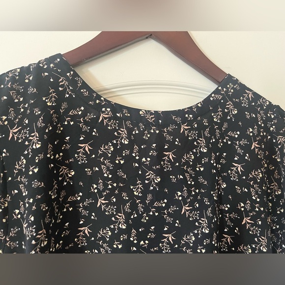 Everleigh Black Floral Short Ruffle Sleeve Women’s size medium - Picture 5 of 13